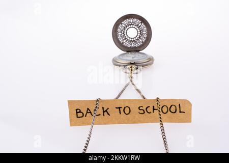 Zurück zur Schule geschrieben, Titel und eine Taschenuhr Stockfoto