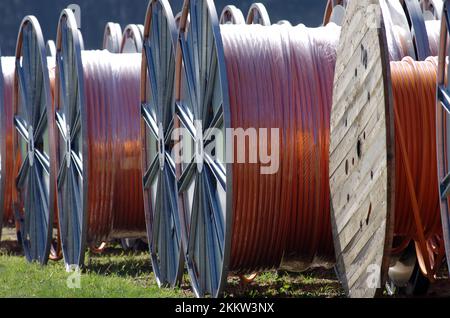 Glasfaserkabel, Rolle, mehrere Rollen Glasfaserkabel Stockfoto