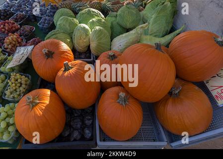 Hokkaido Kürbis, Roter Kürbis (Cucurbita maxima), an einem Obst- und Gemüsestand in Bayern, Deutschland, Europa Stockfoto