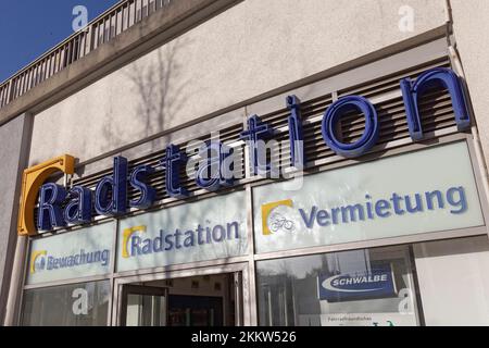 Bewachte Fahrradstation am Hauptbahnhof Mühlheim an der Ruhr, Parkhaus für Fahrräder, Ruhrgebiet, Nordrhein-Westfalen, Deutschland, Europa Stockfoto