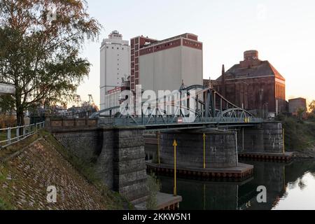 Historische Schwenkbrücke in Linner Rheinhafen, Lagergebäude, Krefeld-Uerdingen, Nordrhein-Westfalen, Deutschland, Europa Stockfoto