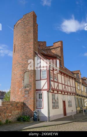 Halbturm der ehemaligen Stadtbefestigung, Wohngebäude, an der Mauer, Lübeck, Schleswig-Holstein, Deutschland, Europa Stockfoto