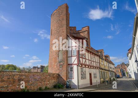 Halbturm der ehemaligen Stadtbefestigung, Wohngebäude, an der Mauer, Lübeck, Schleswig-Holstein, Deutschland, Europa Stockfoto