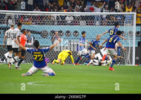 Doha, Katar. 23.. November 2022. ASANO Takuma (JPN, 16) nach dem Tor zu 1-2, Jubel, Freude, Enthusiasmus, Torwart Manuel NEUER (GER) vor Ort. Deutschland (GER) - Japan (JPN) 1-2 Gruppe Stage Group E auf 23.11.2022 im Khalifa International Stadium. Fußball-Weltmeisterschaft 2022 in Katar ab 20,11. - 18.12.2022? Kredit: dpa/Alamy Live News Stockfoto