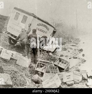 Farmer' Strike in Chicago (USA) in den 1930er Jahren. Bauern werfen einen Laster voller Milch in den Fluss. Stockfoto