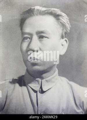 Liu Shaoqi (1898-1969) war ein chinesischer Revolutionär, Politiker und Theoretiker. Er war von 1954 bis 1959 Vorsitzender des Ständigen Ausschusses für den NPC, von 1956 bis 1966 erster stellvertretender Vorsitzender der Kommunistischen Partei Chinas und von 1959 bis 1968 Vorsitzender der Volksrepublik China, de jure Staatsoberhaupt, Während dieser Zeit führte er in China eine Politik des wirtschaftlichen Wiederaufbaus durch. Stockfoto