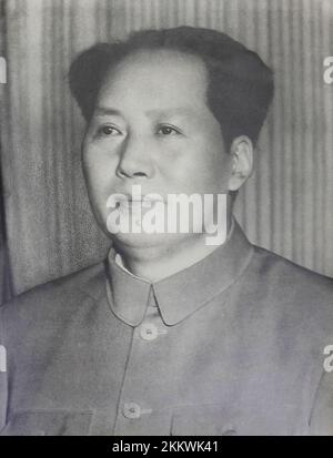 Mao Zedong (1893 – 1976), auch bekannt als Vorsitzender Mao, war ein chinesischer kommunistischer Revolutionär, der Gründungsvater der Volksrepublik China (PRC) wurde, die er von ihrer Gründung im Jahr 1949 bis zu seinem Tod im Jahr 1976 als Vorsitzender der Kommunistischen Partei Chinas regierte. Ideologisch ein marxistisch-leninistischer, seine Theorien, Militärstrategien und politischen Strategien werden kollektiv als Maoismus bezeichnet. Stockfoto