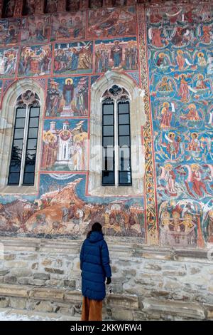 Moldawien, Rumänien, 2021-12-29. Kloster Moldawien, in der Region Bukovina. Die Außenwände bestehen aus Fresken, die in den 15. und 16. Jahren gemalt wurden Stockfoto