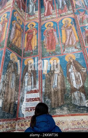 Moldawien, Rumänien, 2021-12-29. Kloster Moldawien, in der Region Bukovina. Die Außenwände bestehen aus Fresken, die in den 15. und 16. Jahren gemalt wurden Stockfoto