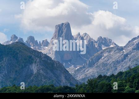 Panoramablick auf PICU Urriellu oder Naranjo de Bulnes im Picos de Europa. Stockfoto