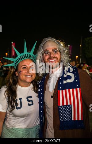 Doha, Katar. 25.. November 2022. US-Fans, die vor dem Spiel England-USA am 6.. Tag der FIFA-Weltmeisterschaft Katar 2022 im Al Bayt Stadion gesehen wurden, am 25. November 2022 in der Nähe von Doha, Katar. Foto: Ammar Abd Rabbo/ABACAPRESS.COM Kredit: Abaca Press/Alamy Live News Stockfoto