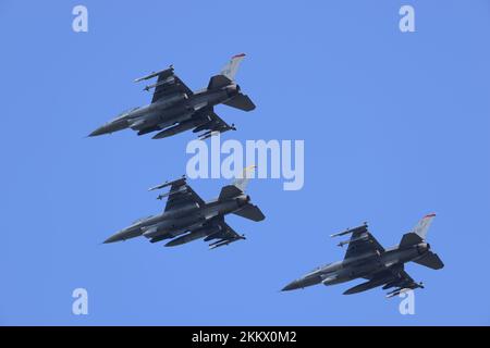 Präfektur Aomori, Japan - 07. September 2014: US Air Force Lockheed Martin F-16C Fighting Falcon Multirole Fighter Aircraft fliegt in Formation. Stockfoto