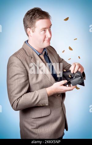 Billig und Scungy männlichen Kunden suchen im Portemonnaie mit fliegenden Motten wenn endlich einen vergünstigten Verkauf Kauf Stockfoto