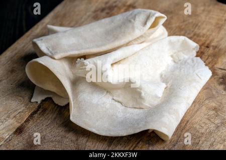 Frischer und weicher Weizenlavash auf einem Brett, armenischer Lavash wird während des Kochens auf einem Brett gestapelt Stockfoto