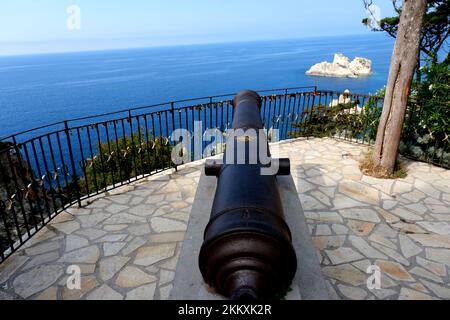 Eine alte Kanone, die auf das Meer auf der griechischen Insel Korfu zeigte Stockfoto