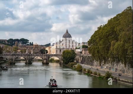 Rom, Italien - 23. Oktober 2022: Rom, Italien - 22. Oktober 2022: Rom, Italien. Päpstliche Basilika St. Peter Im Vatikan. Schwimmendes Ausflugsboot Nea Stockfoto