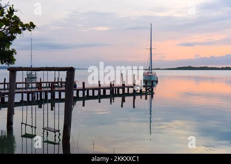 Festgemachtes Boot, Bacalar Lagune, Quintana Roo, Mexiko Stockfoto