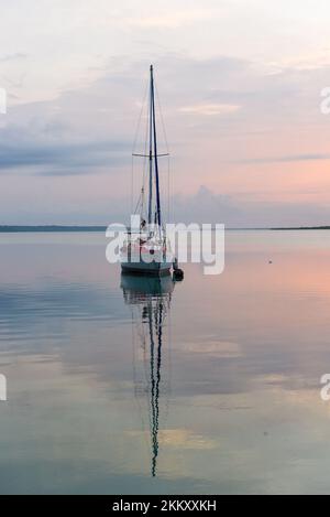 Festgemachtes Boot, Bacalar Lagune, Quintana Roo, Mexiko Stockfoto