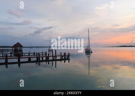 Festgemachtes Boot, Bacalar Lagune, Quintana Roo Mexiko Stockfoto