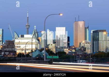 Die Skyline von Toronto ist von Osten aus zu sehen, wenn die Morgensonne von Glasgebäuden, Geschäften in der Hauptstadt Ontario, erstrahlt. Stockfoto