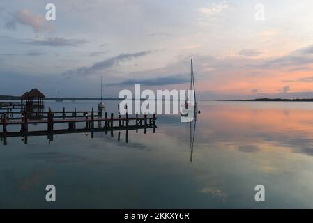 Festgemachtes Boot, Bacalar Lagune, Quintana Roo, Mexiko Stockfoto