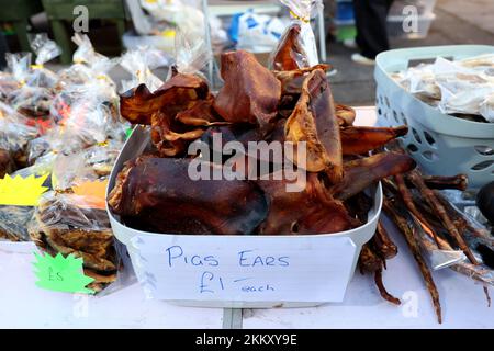 Schweinenohren zum Verkauf an einem Marktstand in Lee-on-Solent, Hampshire, Großbritannien. Stockfoto