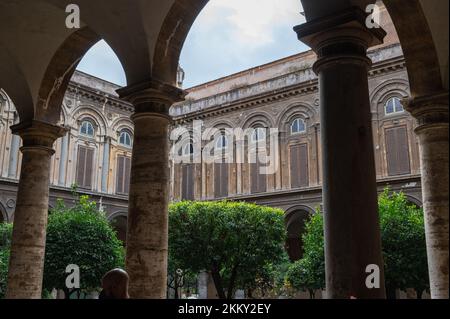 Rom, Italien - 22. Oktober 2022: Ein gepflegter grüner Innenhof mit Bäumen und einem Brunnen in der Galerie Doria Pamphili in der Via del Corso, 305, Rom, Italien Stockfoto