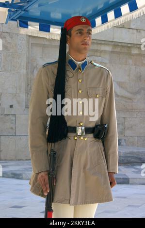 Soldat der Präsidentengarde, Evzone, in traditioneller Uniform, steht auf dem Posten am Grab des unbekannten Soldaten, Athen, Griechenland Stockfoto