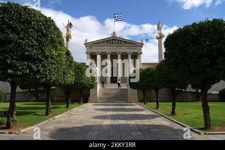 Stufen und Portico des Haupteingangs der Akademie von Athen, historisches neoklassizistisches Gebäude aus dem 19.. Jahrhundert, Athen, Griechenland Stockfoto