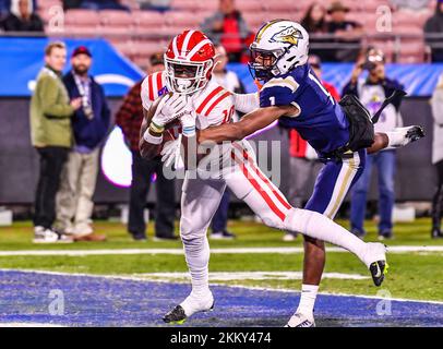 Pasadena, USA. 25.. November 2022. 25. November 2022 Pasadena, CA. Hook Dei Wide Receiver Marcus Harris #10 erreicht den Touchdown Pass vor Marcelles Williams #1 of St. John Bosco im ersten Quartal in Aktion beim CIF-SS DIV 1 Prep Football Championship Game zwischen den Monarchen von Hook Dei gegen die St. John Bosco Braves at the Rose Bowl in Pasadena, Kalifornien. Obligatorischer Fotokredit: Louis Lopez/Cal Sport Media/Modern Exposure Credit: CAL Sport Media/Alamy Live News Stockfoto