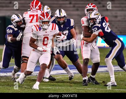 Pasadena, USA. 25.. November 2022. 25. November 2022 Pasadena, CA.Mater Dei Running Back Jordon Davison #0 läuft im ersten Quartal des CIF-SS DIV 1 Prep Football Championship Game zwischen den Hook dei Monarchen und dem St. John Bosco Braves at the Rose Bowl in Pasadena, Kalifornien. Obligatorischer Fotokredit: Louis Lopez/Cal Sport Media/Modern Exposure Credit: CAL Sport Media/Alamy Live News Stockfoto