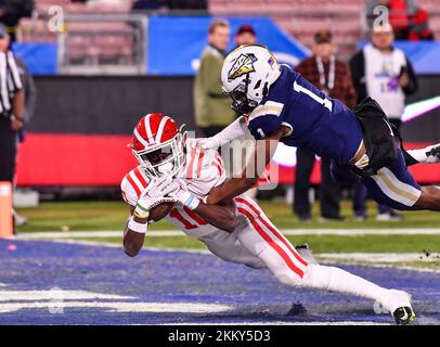 Pasadena, USA. 25.. November 2022. 25. November 2022 Pasadena, CA. Hook Dei Wide Receiver Marcus Harris #10 erreicht den Touchdown Pass vor Marcelles Williams #1 of St. John Bosco im ersten Quartal in Aktion beim CIF-SS DIV 1 Prep Football Championship Game zwischen den Monarchen von Hook Dei gegen die St. John Bosco Braves at the Rose Bowl in Pasadena, Kalifornien. Obligatorischer Fotokredit: Louis Lopez/Cal Sport Media/Modern Exposure Credit: CAL Sport Media/Alamy Live News Stockfoto