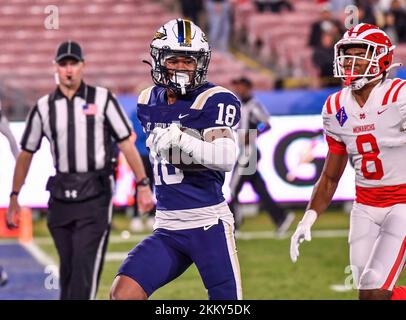 Pasadena, USA. 25.. November 2022. 25. November 2022 Pasadena, CA.St. John Bosco Wide Receiver Jahlil McClain #18 tritt im ersten Quartal des CIF-SS DIV 1 Prep Football Championship Game zwischen den Hook dei Monarchen und dem St. auf den Touchdown in Aktion John Bosco Braves at the Rose Bowl in Pasadena, Kalifornien. Obligatorischer Fotokredit: Louis Lopez/Cal Sport Media/Modern Exposure Credit: CAL Sport Media/Alamy Live News Stockfoto