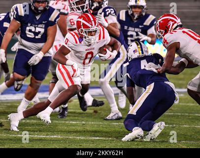 Pasadena, USA. 25.. November 2022. 25. November 2022 Pasadena, CA.Mater Dei Running Back Jordon Davison #0 läuft im ersten Quartal des CIF-SS DIV 1 Prep Football Championship Game zwischen den Hook dei Monarchen und dem St. John Bosco Braves at the Rose Bowl in Pasadena, Kalifornien. Obligatorischer Fotokredit: Louis Lopez/Cal Sport Media/Modern Exposure Credit: CAL Sport Media/Alamy Live News Stockfoto