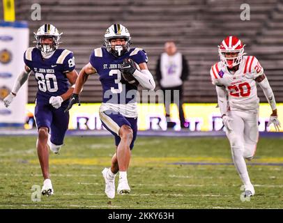 Pasadena, USA. 25.. November 2022. 25. November 2022 Pasadena, CA.St. John Bosco Receiver Deandre Moore #3 in Aktion im ersten Quartal des CIF-SS DIV 1 Prep Football Championship Game zwischen den Hook Dei Monarchen gegen die St. John Bosco Braves at the Rose Bowl in Pasadena, Kalifornien. Obligatorischer Fotokredit: Louis Lopez/Cal Sport Media/Modern Exposure Credit: CAL Sport Media/Alamy Live News Stockfoto