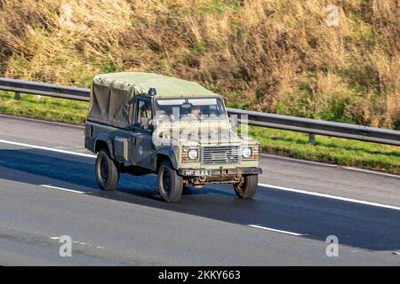 British Army Land Rover; Fahrzeugverkehr, Transport, bewegliche Fahrzeuge, Fahrzeug, Straßen, Motoren, Autofahren auf der Autobahn M6 Stockfoto