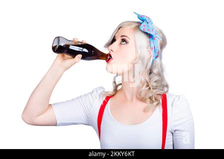 Vintage Bild der 50er Jahre Pin-Up Promo Frau trinken alkoholfreies Getränk aus Glas Cola-Flasche Stockfoto