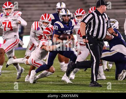 Pasadena, USA. 25.. November 2022. 25. November 2022 Pasadena, CA.St. John Bosco Quarterback Pierce Clarkson #10 läuft im ersten Quartal des CIF-SS DIV 1 Prep Football Championship Spiels zwischen den Hook Dei Monarchs und dem St. John Bosco Braves at the Rose Bowl in Pasadena, Kalifornien. Obligatorischer Fotokredit: Louis Lopez/Cal Sport Media/Modern Exposure Credit: CAL Sport Media/Alamy Live News Stockfoto