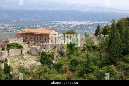 Akropolis und Festung Burg von Mystras, Ruinen der mittelalterlichen byzantinischen Festung und Kloster an einem Berghang, in der Nähe von Snell, Griechenland Stockfoto