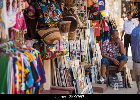 Sansibar City, Tansania - 2. Januar 2022: Alle Arten von Souvenirs werden in den Marktläden der Steinstadt ausgestellt. Stockfoto