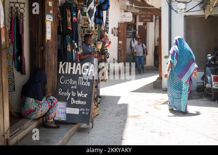 Sansibar City, Tansania - 2. Januar 2022: Alle Arten von Souvenirs werden in den Marktläden der Steinstadt ausgestellt. Stockfoto