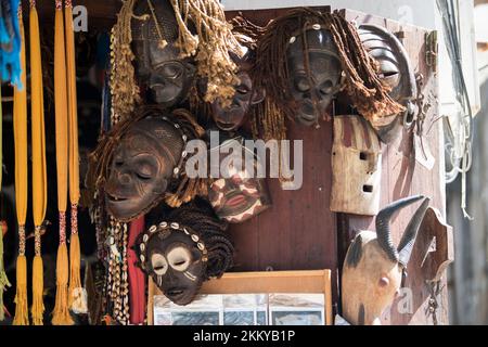 Sansibar City, Tansania - 2. Januar 2022: Alle Arten von Souvenirs werden in den Marktläden der Steinstadt ausgestellt. Stockfoto