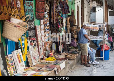 Sansibar City, Tansania - 2. Januar 2022: Alle Arten von Souvenirs werden in den Marktläden der Steinstadt ausgestellt. Stockfoto