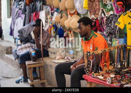 Sansibar City, Tansania - 2. Januar 2022: Alle Arten von Souvenirs werden in den Marktläden der Steinstadt ausgestellt. Stockfoto