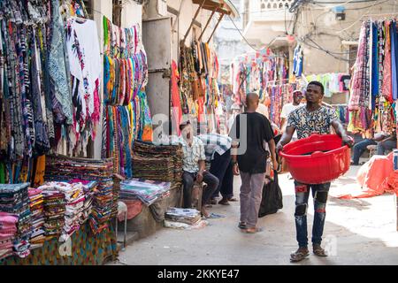 Sansibar City, Tansania - 2. Januar 2022: Alle Arten von Souvenirs werden in den Marktläden der Steinstadt ausgestellt. Stockfoto