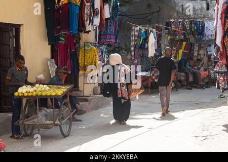 Sansibar City, Tansania - 2. Januar 2022: Alle Arten von Souvenirs werden in den Marktläden der Steinstadt ausgestellt. Stockfoto