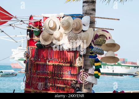 Sansibar City, Tansania - 2. Januar 2022: Alle Arten von Souvenirs werden in den Marktläden der Steinstadt ausgestellt. Stockfoto