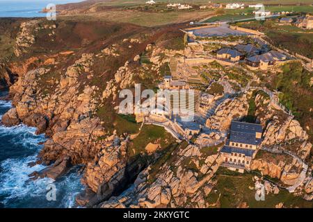 Luftdrohnen-Landschaftsbild des Minnack Theatre Vorgewende um den Porthcurno-Strand in Cornwall England bei Sonnenaufgang Stockfoto