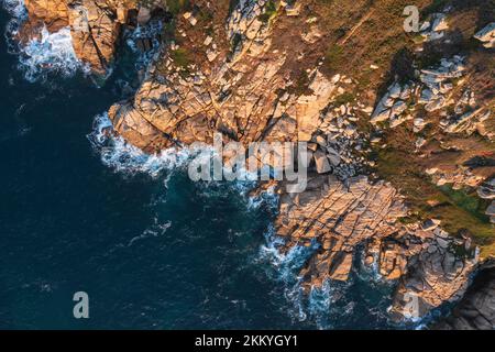 Luftdrohnen-Landschaftsbild des Minnack Theatre Vorgewende um den Porthcurno-Strand in Cornwall England bei Sonnenaufgang Stockfoto