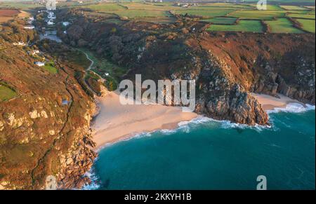 Luftdrohnen-Landschaftsbild des Minnack Theatre Vorgewende um den Porthcurno-Strand in Cornwall England bei Sonnenaufgang Stockfoto